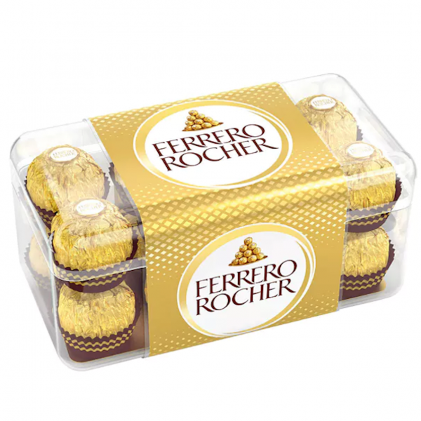 Ferrero Rocher – goldene Haselnusspralinen, edel arrangiert, glänzende Verpackung, klassischer Genuss.